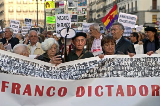 Χιλιάδες διαδηλωτές κατά της ταφής Φράνκο στο ναό της Αλμουδένα
