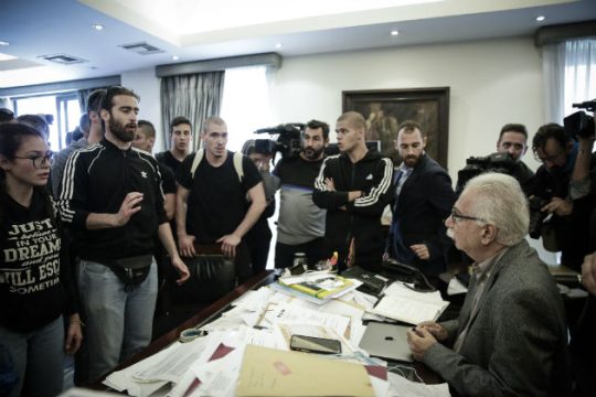 Διαμαρτυρία μαθητών στον Γαβρόγλου για τις αλλαγές στο Λύκειο