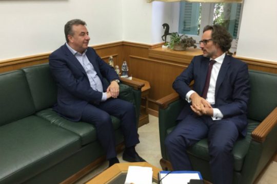 Στην Κρήτη ο Γερμανός πρέσβης. Θέμα αποζημιώσεων από Αρναουτάκη
