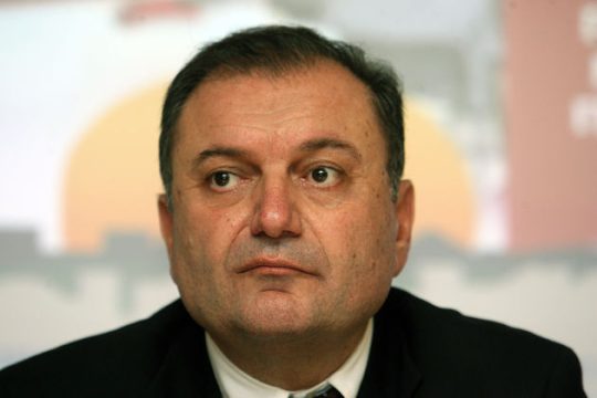 Τοπίο στην ομίχλη με τον γαλάζιο υποψήφιο