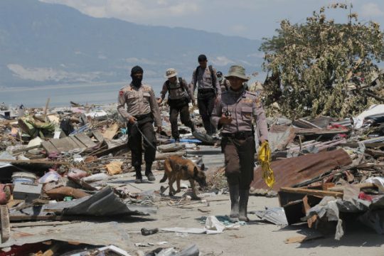 Μετά το τσουνάμι «χτύπησε» και το ηφαίστειο στην Ινδονησία