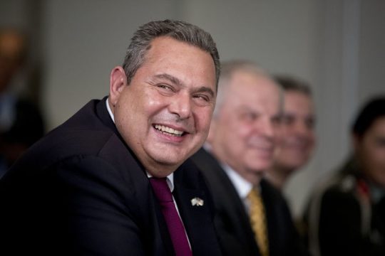 Πολιτική ευήθεια και υποκρισία