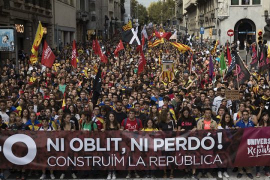 Στους δρόμους οι Καταλανοί για την επέτειο του δημοψηφίσματος