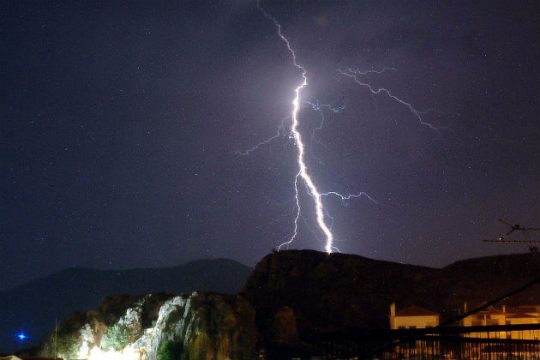 Ο «Ορέστης» προκάλεσε χιλιάδες κεραυνούς στην πορεία του προς την Ελλάδα