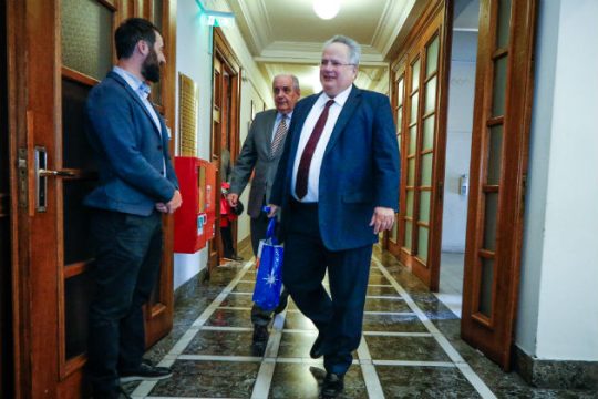 Οι διάλογοι που οδήγησαν στην έξοδο Κοτζιά από την κυβέρνηση