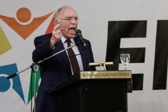 Δεν τον πτοούν οι αποστάτες
