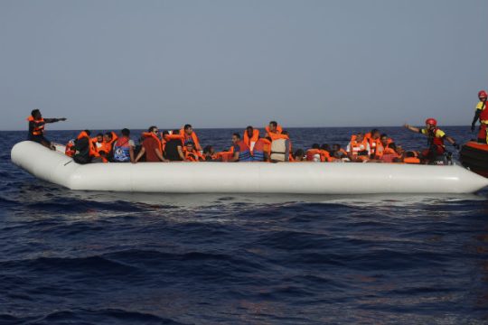 Ναυάγιο με 34 νεκρούς μετανάστες στη Μεσόγειο