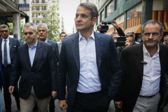 Επίσκεψη Μητσοτάκη στο Α.Τ. Ομόνοιας με επίθεση στη Γεροβασίλη