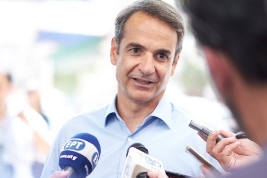 Πυρά στην κυβέρνηση, κουβέντα για Σαμαρά, Άδωνι