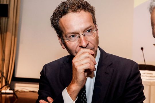 Με τους ψηφοφόρους ή με τους επενδυτές;