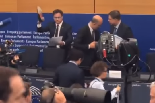 Γελάμε με ένα παπούτσι και ξυπνάμε ένα πρωί με τον φασισμό