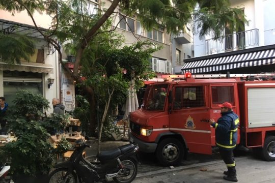 Σβήστηκε η πυρκαγιά σε κτίριο στο κέντρο της Αθήνας