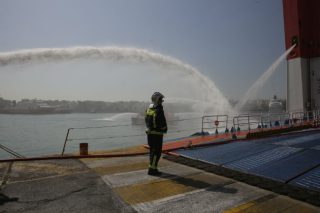Πυρκαγιά στο επιβατηγό «Μεγαλόχαρη» στο Πέραμα