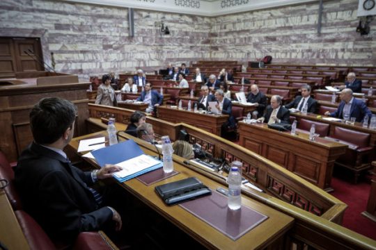 Σύγκρουση για τον προϋπολογισμό στη σκιά της παραίτησης Κοτζιά
