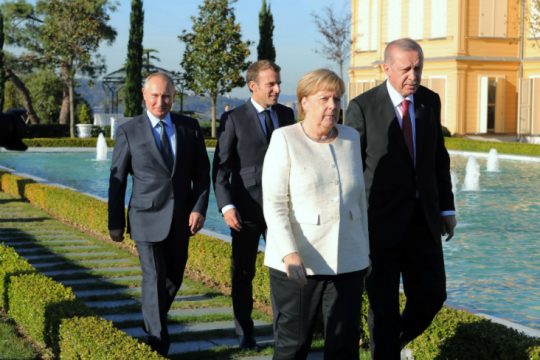 Πολιτικές ειρήνης με επιστροφές προσφύγων και συνταγματική αναθεώρηση