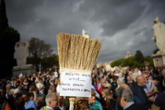 Χιλιάδες διαδηλωτές κατά της δημάρχου της Ρώμης