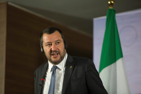 Να κλείνουν στις 9 τα μαγαζιά των μεταναστών προτείνει ο Σαλβίνι