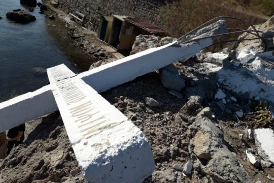Στα βράχια κατέληξε ο σταυρός από την παραλία Απελλή στη Μυτιλήνη