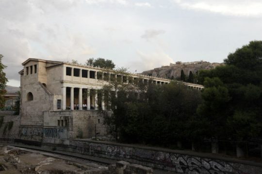 Αρχαιοφύλακας απειλούσε να αυτοκτονήσει στη Στοά Αττάλου