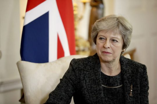 Σε συμπληγάδες η Μέι εν όψει Brexit