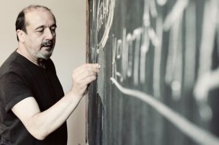 Ο Θοδωρής Γράμψας έγινε… Δεσποινίς Μαργαρίτα