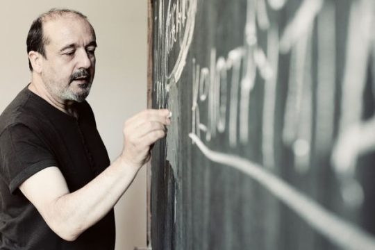 Ο Θοδωρής Γράμψας έγινε… Δεσποινίς Μαργαρίτα