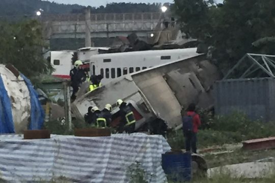 Τραγωδία με εκτροχιασμό τρένου στην Ταϊβάν