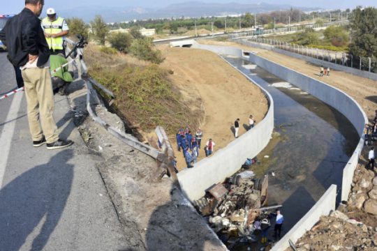 Είκοσι δύο μετανάστες νεκροί σε τροχαίο στη Σμύρνη