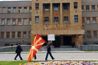Συζήτηση στη Βουλή, απειλές απ’ έξω