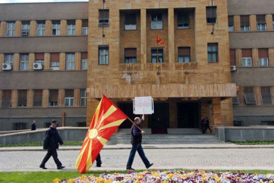 Συζήτηση στη Βουλή, απειλές απ’ έξω