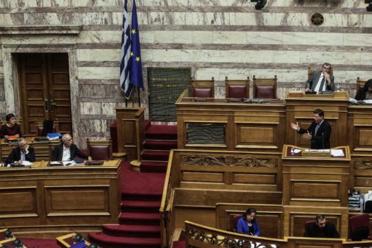 Αψιμαχίες στη Βουλή για τη διαχείριση του μεταναστευτικού