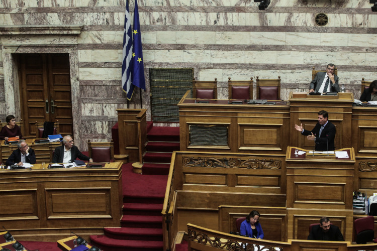 Αψιμαχίες στη Βουλή για τη διαχείριση του μεταναστευτικού