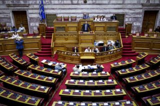 Από τα ταρατατζούμ στην ουσία