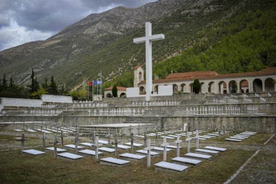 Διαψεύδονται οι φήμες περί ανάρτησης της ελληνικής σημαίας