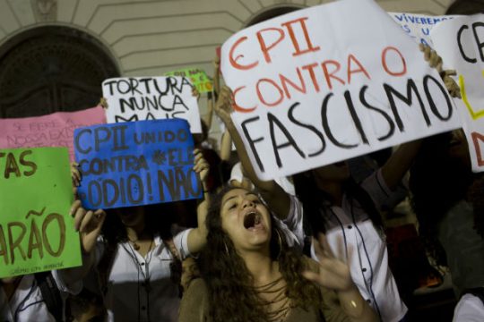 «Θα αντισταθούμε» φώναξαν χιλιάδες Βραζιλιάνοι
