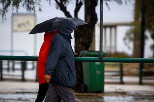 Εξασθενεί ο «Ξενοφών», παραμένουν οι βροχές