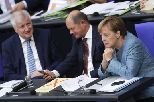 Οι παραιτήσεις φέρνουν εσωστρέφεια στο Βερολίνο