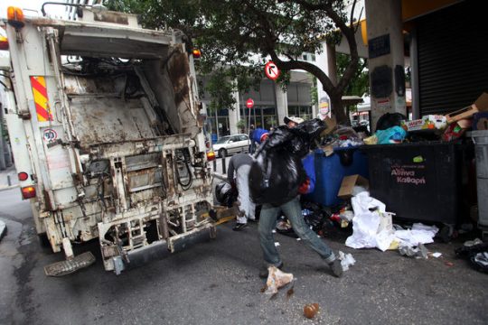 Θάνατος και σοβαρός τραυματισμός δύο δημοτικών εργατών