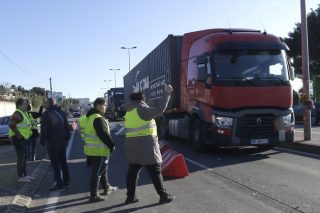 Ο Μακρόν δεν έπεισε τα «κίτρινα γιλέκα»