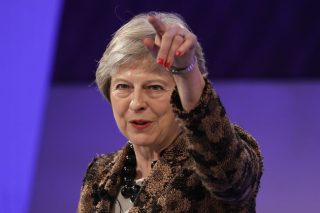 Η Τερέζα Μέι στον λάκκο με το Brexit