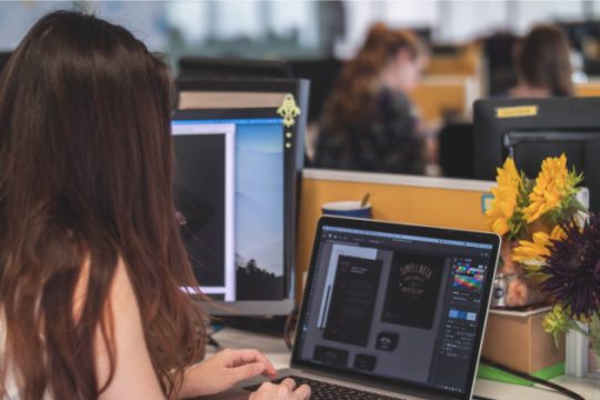 Για το υπόλοιπο της χρονιάς οι γυναίκες θα εργάζονται… δωρεάν