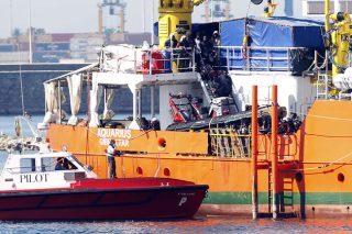 Χτυπούν την αλληλεγγύη με γελοία προσχήματα