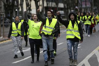 Η Γαλλία πλημμύρισε από «κίτρινα γιλέκα»