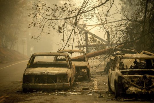 Αδιανόητη καταστροφή με τουλάχιστον 25 νεκρούς στην Καλιφόρνια