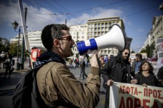 «Σκίστε τα μνημόνια που λέγατε χθες»
