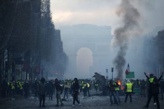 Τα «κίτρινα γιλέκα» σοκάρουν τον Μακρόν