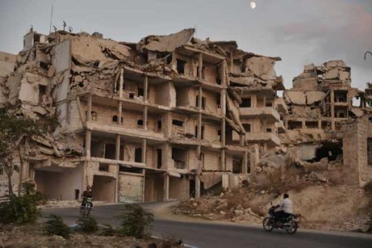 Ρώσοι και Σύροι βομβάρδισαν τους αντάρτες στην Ιντλίμπ