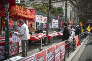 Με ένα γαρίφαλο και μια ευχή