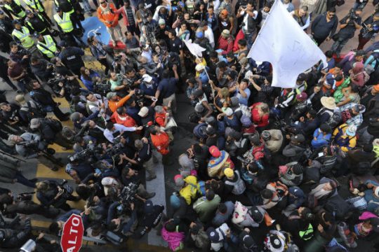Εκατοντάδες μετανάστες διαμαρτυρήθηκαν στα σύνορα Μεξικού – ΗΠΑ