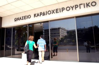 «Πολιτική επιλογή της κυβέρνησης» η ευνοϊκή μεταχείριση του «Ωνασείου»